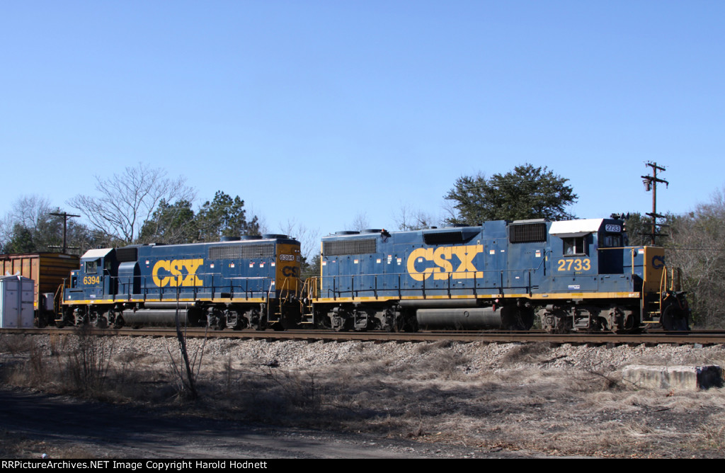 CSX 2733 & 6394 lead train F720 towards Warmac